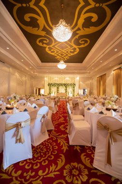 Bir otelde balo salonu düğün sandalyeleri.