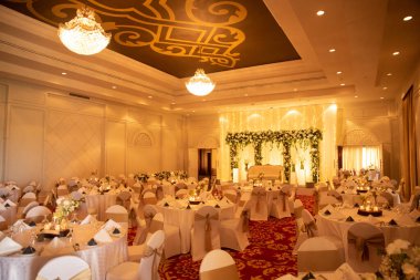 Güzel balo salonu içi sandalyelerle dolu.