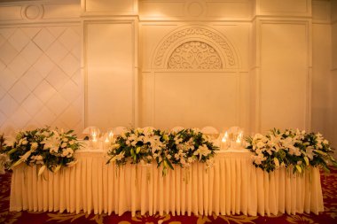 Düğün salonunun baş masası.