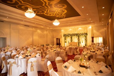 Güzel balo salonu içi sandalyelerle dolu.