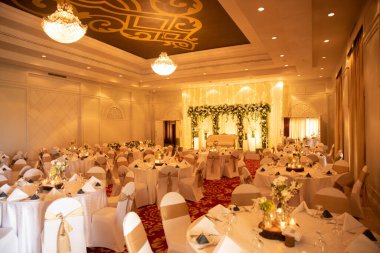 Şık balo salonu. İçi sandalyelerle dolu.