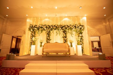 Çiçekli bir düğün manzarası Çiçekli süslemelerle donatılmış