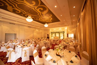 Şık balo salonu iç kısmı sandalyelerle dolu.