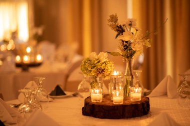 Şık bir düğün çiçeğinin mumlarla süslenmiş Makro görünüşü.