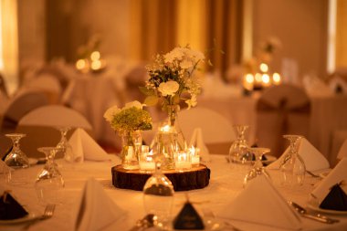 Zarif bir düğün çiçekli süslemenin yakınında mumlarla.