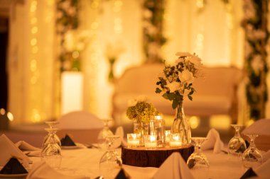 Mumlu çiçek süslemesi.