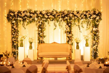 Harika bir düğün Çiçekli süslemelerle geri dön