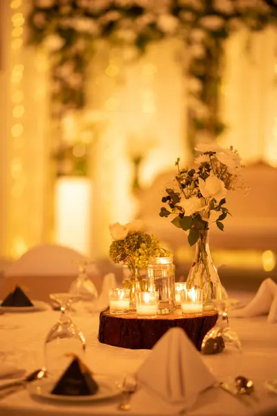 Mumlarla süslenmiş güzel bir düğün çiçeğinin kapağını kapat.