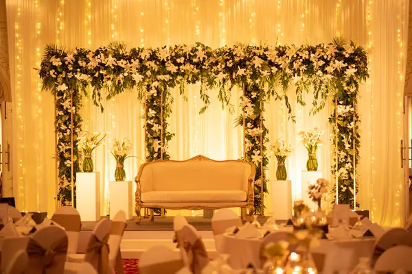 Güzel bir düğün Çiçekli süslemelerle geri dön