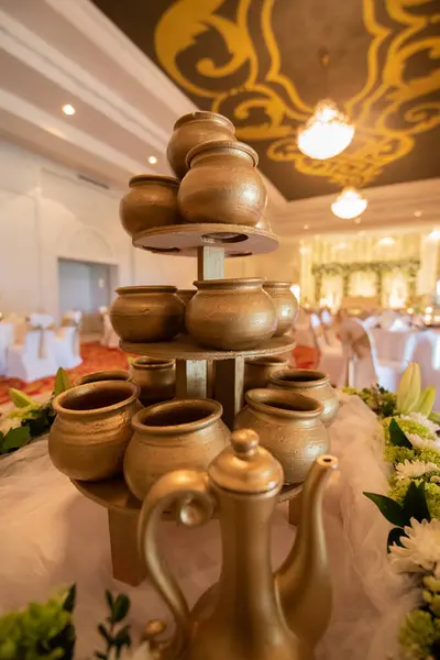 Düğün sütü çeşmesinde altın çömlekler