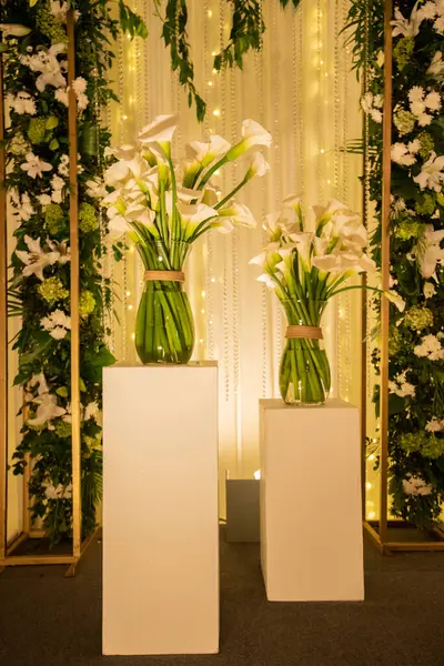 Düğünde orkide çiçekleri Sırt süslemeleri