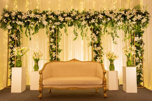 Çiçek süslemeleri ile arkaya yerleştir