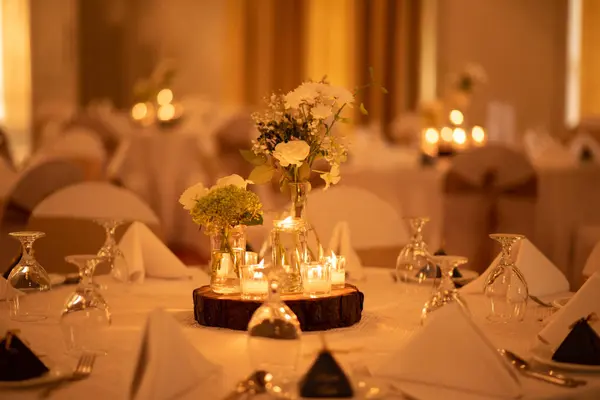 Zarif bir düğün çiçekli süslemenin yakınında mumlarla.