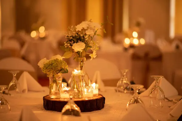 Mumlarla süslenmiş muhteşem düğün çiçekleri.