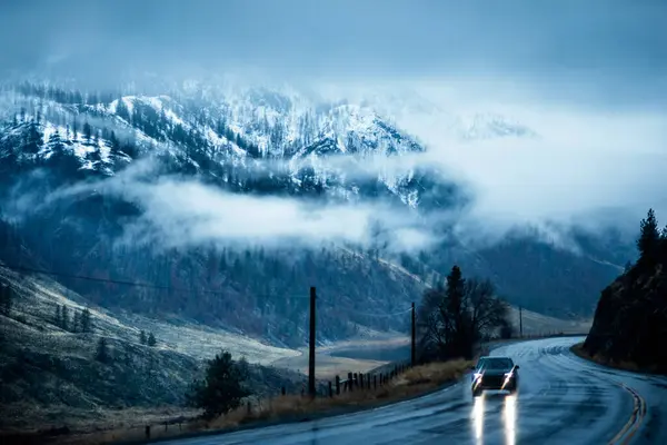 Kanada 'da yolu olan güzel bir kar dağı.