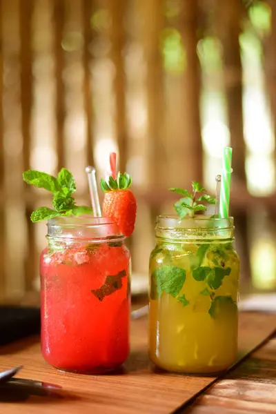 Cam bir sürahi çilek ve tutkulu meyve kokteyli. 