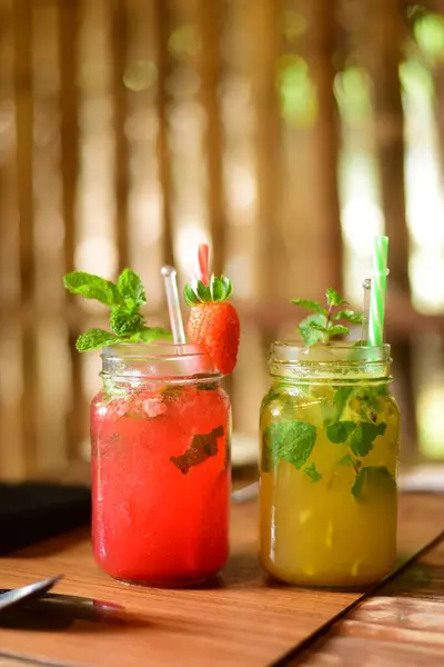 Güzel bir cam sürahi çilek ve tutkulu meyve kokteyli. 