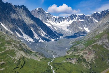Göl ve mavi gökyüzü olan dağ manzarası. Ridder, Oskemen, VKO, Kazakistan, Kazakistan, KZ, Katonkaragay, Eastkazakistan, vko, ustkamenogorsk, oskemen, Oskemen, VKO, Ust - Kamenogorsk, SHKO, Kazakistan, Kazakistan, Kazakistan, KZ, Ridder,  