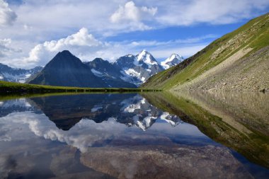 Göl ve mavi gökyüzü olan dağ manzarası. Ridder, Oskemen, VKO, Kazakistan, Kazakistan, KZ, Katonkaragay, Eastkazakistan, vko, ustkamenogorsk, oskemen, Oskemen, VKO, Ust - Kamenogorsk, SHKO, Kazakistan, Kazakistan, Kazakistan, KZ, Ridder,  