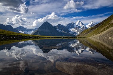 Göl ve mavi gökyüzü olan dağ manzarası. Ridder, Oskemen, VKO, Kazakistan, Kazakistan, KZ, Katonkaragay, Eastkazakistan, vko, ustkamenogorsk, oskemen, Oskemen, VKO, Ust - Kamenogorsk, SHKO, Kazakistan, Kazakistan, Kazakistan, KZ, Ridder,  