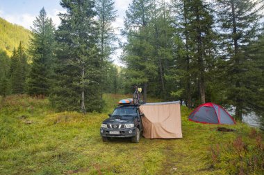 Ormanda araba ve karavan. Ridder, Oskemen, VKO, Kazakistan, Kazakistan, Kazakistan, Kazakistan, Kazakistan, Kazakistan Belyha, Katonkaragay, Eastkazakistan, ustkamenogorsk, VKO, Ust - Kamenogorsk, SHKO  