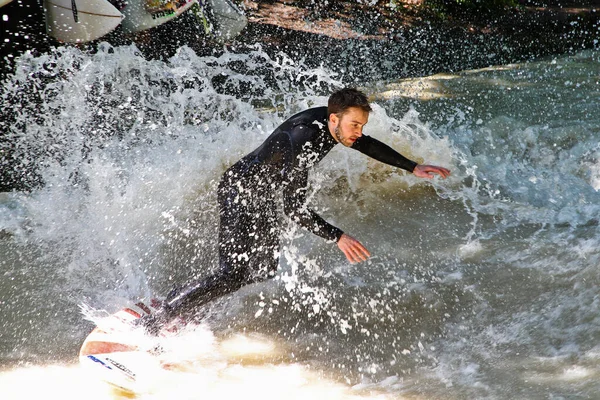 ドイツ ミュンヘン 2022年6月4日 ミュンヘン市内の川でサーフィンをする人で有名なのがアイゼバッハです — ストック写真