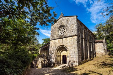 Santo Estevo de Ribas de Sil 'in Romen gotik manastırı, şimdi İspanya' daki Nogueira de Ramuin 'de Ulusal Parador.
