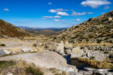 Avrupa 'daki Avila Kastilya Leon Gölü' ndeki Gredos dağları
