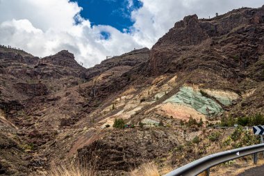 Gran Canaria 'da Gökkuşağı Kayaları, İspanya, Los Azulejos de Veneguera. Mavi ve kırmızı renkli kayalar üzerinde çarpıcı bir manzarası olan turistik bir yer..