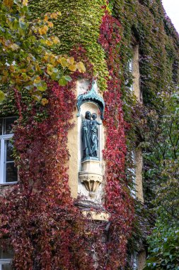 Joseph Meydanı 'ndaki bir evin sonbahar manzarası Maxvorstadt, Münih, Bavyera, Almanya.