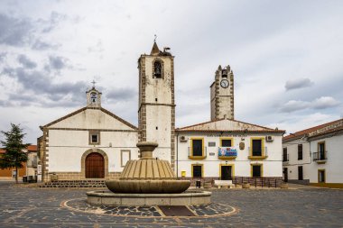 Herreruela 'da demir haçı olan eski taş çan kulesinin tepesinde leylek yuvası, İspanya' da Extremadura. Leylekler için cennet.