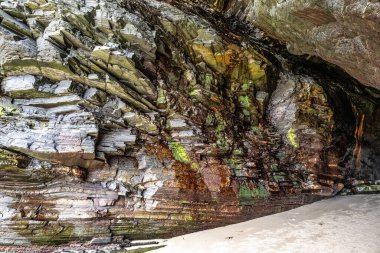 Doğal kaya kemerleri Katedraller plajı, Playa de las kategorileri Ribadeo, Galiçya, İspanya. Kuzey İspanya Atlantik 'te ünlü bir plaj. Katedrallerdeki doğal kaya kemeri alçak gelgitte.
