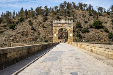 Tagus nehri üzerindeki Roma köprüsü, Alcantara 'daki Tajo nehri, Caceres ili, Extremadura, İspanya. Roma 'nın Alcantara köprüsü Tagus Nehri' ni geçen 2000 yıllık bir taş köprüdür.