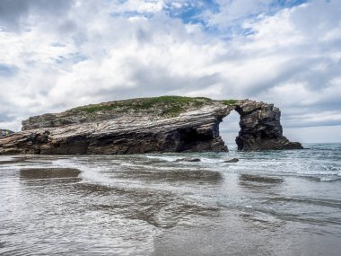 Doğal kaya kemerleri Katedraller plajı, Playa de las kategorileri Ribadeo, Galiçya, İspanya. Kuzey İspanya Atlantik 'te ünlü bir plaj. Katedrallerdeki doğal kaya kemeri alçak gelgitte.