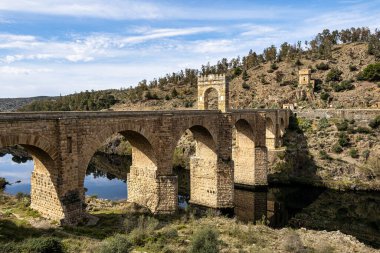 Tagus nehri üzerindeki Roma köprüsü, Alcantara 'daki Tajo nehri, Caceres ili, Extremadura, İspanya. Roma 'nın Alcantara köprüsü Tagus Nehri' ni geçen 2000 yıllık bir taş köprüdür.
