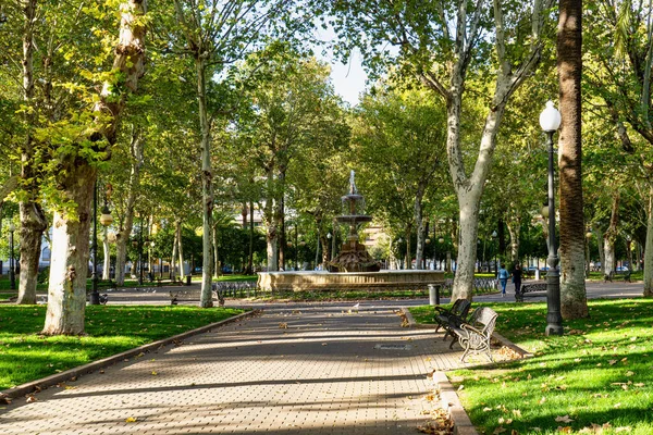 Cordoba Spanien November 2022 Fontän Belägen Torget Plaza Colon Inne — Stockfoto