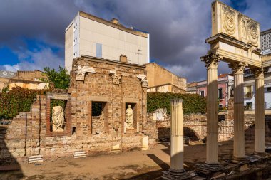 Merida, İspanya - 05 Kasım 2022: Merida 'daki Augusta Emerita Belediye Forumundan Portico, İspanya Extremadura.