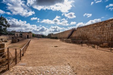 Merida, İspanya - 05 Kasım 2022: Extremadura bölgesindeki Merida, İspanya 'daki Guadiana nehri yakınlarındaki Arap Kalesi. 836 yılında Emir II. Abderraman tarafından inşa edilmiş. UNESCO Dünya Mirası Alanı.