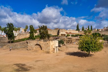Merida, İspanya - 05 Kasım 2022: Extremadura bölgesindeki Merida, İspanya 'daki Guadiana nehri yakınlarındaki Arap Kalesi. 836 yılında Emir II. Abderraman tarafından inşa edilmiş. UNESCO Dünya Mirası Alanı.