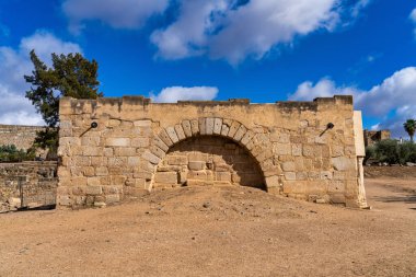 Merida, İspanya - 05 Kasım 2022: Extremadura bölgesindeki Merida, İspanya 'daki Guadiana nehri yakınlarındaki Arap Kalesi. 836 yılında Emir II. Abderraman tarafından inşa edilmiş. UNESCO Dünya Mirası Alanı.