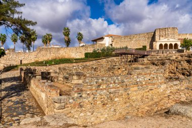 Merida, İspanya - 05 Kasım 2022: Extremadura bölgesindeki Merida, İspanya 'daki Guadiana nehri yakınlarındaki Arap Kalesi. 836 yılında Emir II. Abderraman tarafından inşa edilmiş. UNESCO Dünya Mirası Alanı.
