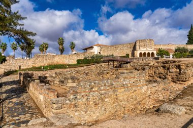 Merida, İspanya - 05 Kasım 2022: Extremadura bölgesindeki Merida, İspanya 'daki Guadiana nehri yakınlarındaki Arap Kalesi. 836 yılında Emir II. Abderraman tarafından inşa edilmiş. UNESCO Dünya Mirası Alanı.