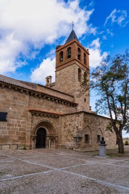 Merida, İspanya - 5 Kasım 2022: Merida 'daki Santa Eulalia Bazilikası Merida şehrinde bir dini binadır. İber yarımadasında Hıristiyanlığın büyük bir doğuşu olarak kabul edilebilir.