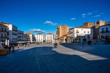 Caceres, İspanya - 08 Kasım 2022: Plaza Belediye Başkanı, Caceres, Extremadura İspanya 'da dükkanları, kafeleri ve restoranları olan ana meydan