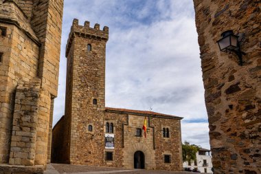 Caceres, İspanya - 09 Kasım 2022: İspanya 'nın Extremadura bölgesindeki Las Ciguenas Sarayı Kulesi
