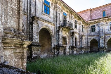 Oseira Manastırı 'nın avlusu Ourense, Galiçya, İspanya. Santa Maria la Real de Oseira Manastırı. Trappist manastırı. Kemerli binalar ve çeşmeler.