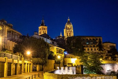 İspanya 'nın tarihi şehri Castilla y Leon' daki Santa Maria de Segovia Katedrali 'nin Nightview' i