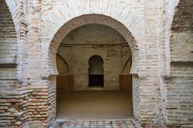 Jerez de la Frontera, İspanya - 15 Kasım 2022: Jerez de la Frontera 'daki Fas Alcazar Kalesi, Antik Alcazar Kalesi, İspanya