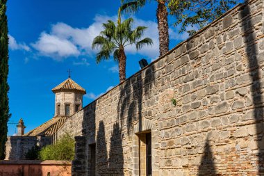 Jerez de la Frontera, İspanya - 15 Kasım 2022: Jerez de la Frontera 'daki Fas Alcazar Kalesi, Antik Alcazar Kalesi, İspanya