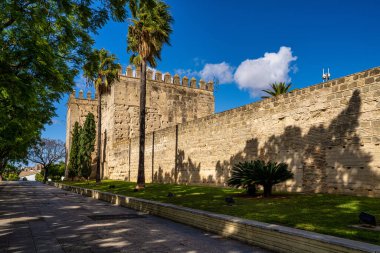 Jerez de la Frontera, İspanya - 15 Kasım 2022: Jerez de la Frontera 'daki Fas Alcazar Kalesi, Antik Alcazar Kalesi, İspanya